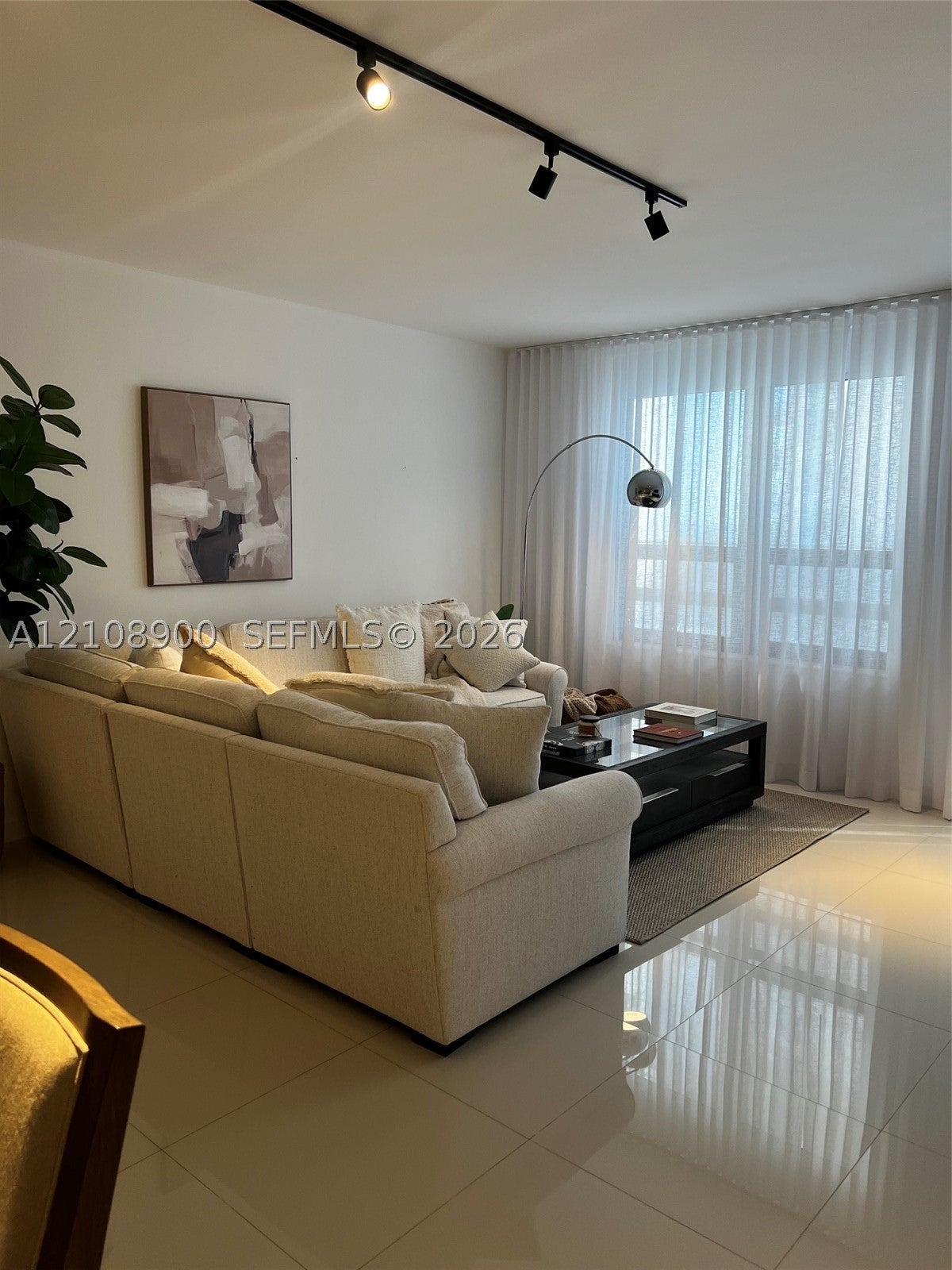 10185 Collins Ave 515
