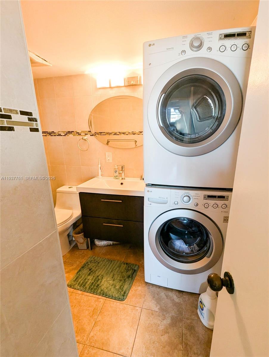 WINSTON TOWERS 700 CONDO - Residential