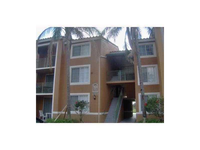 Beautiful 2/2 apt in a nice gated community .All tiles 2/2 Unit features Vaulted Ceilings , new appliances!!