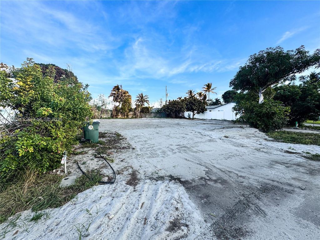 Photo of 2700 NE 2nd Ave, Boca Raton, FL 33431 (MLS # A11926815)