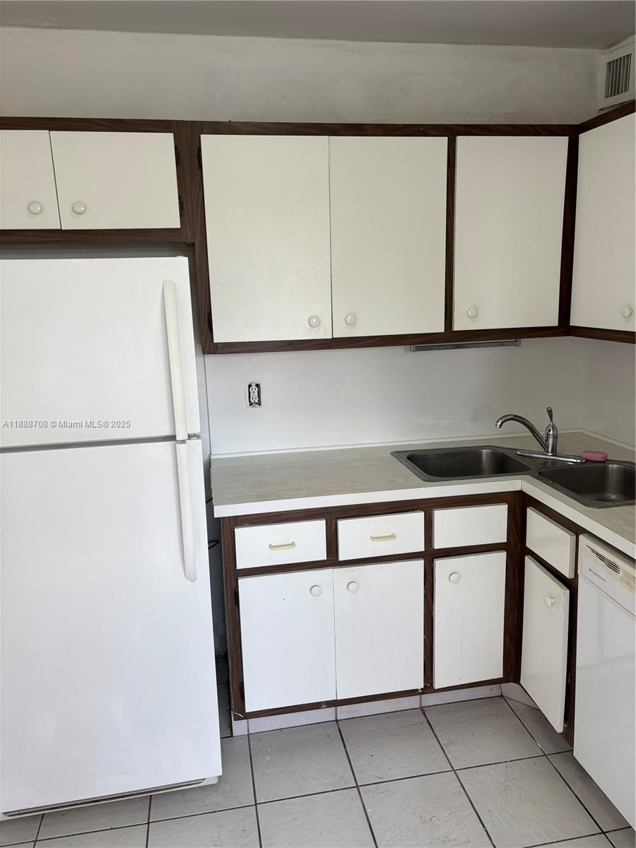 GOLDEN SAILS CONDO - Residential Lease