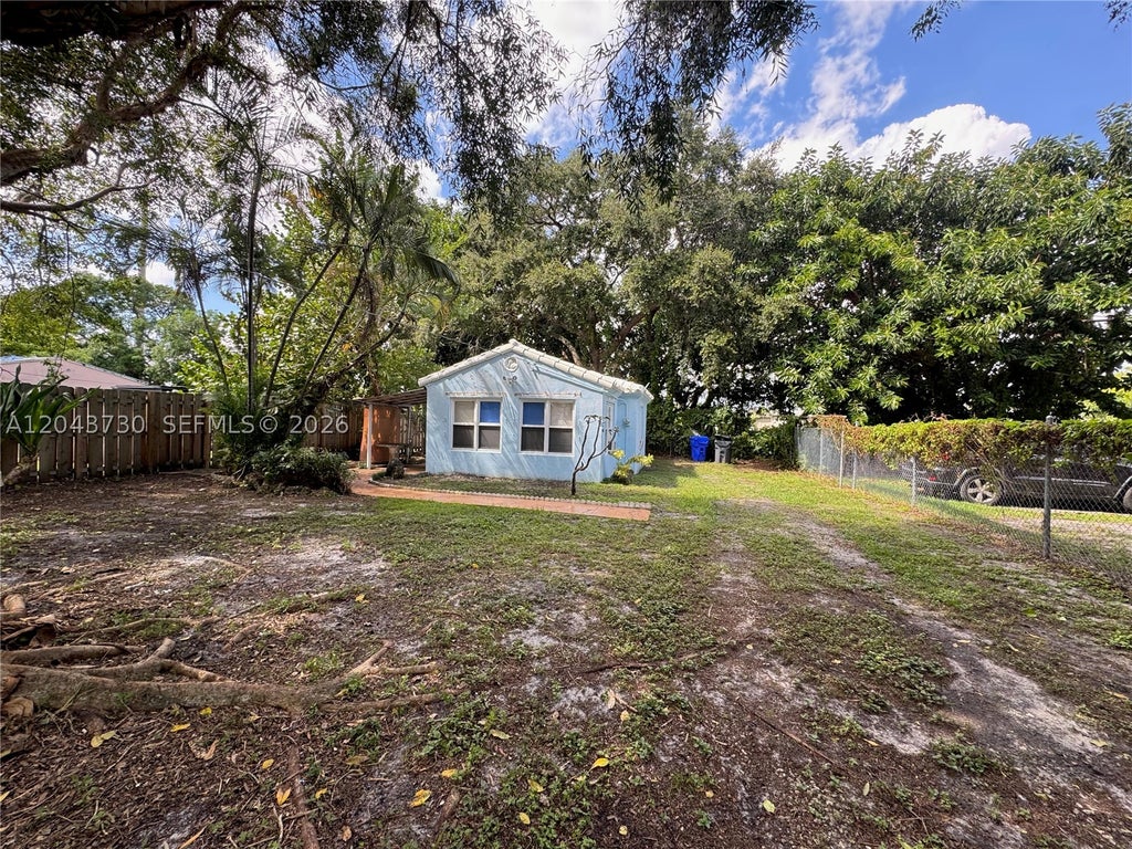 Photo of 215 Columbus Pkwy, Hollywood, FL 33021 (MLS # A12043730)