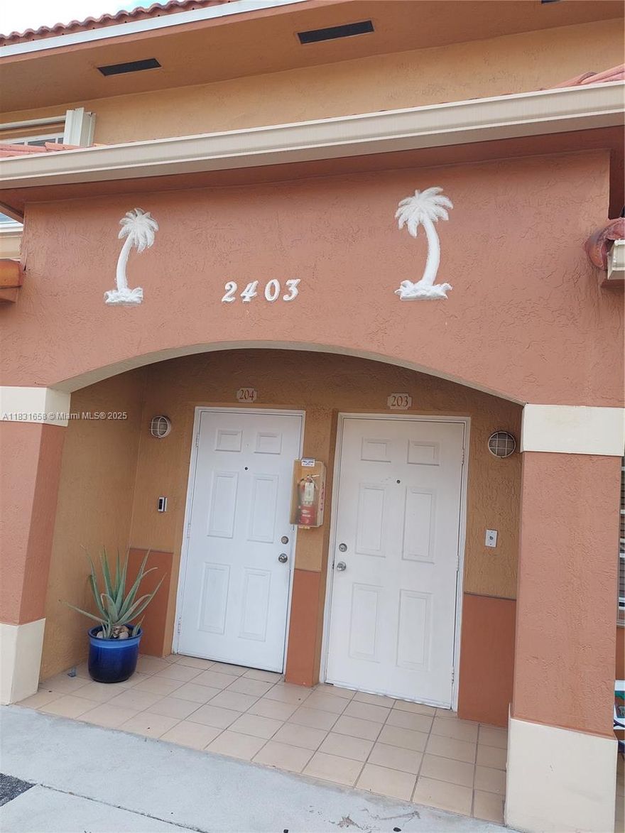 SPACIOUS 3/2 UNIT IN WEST PALM VILLAS WITH 2 ASSIGNED PARKING SPACES.  LARGE BALCONY AND CENTRALLY LOCATED CLOSE TO HIGHWAYS, HOSPITALS, SCHOOLS, STORES, RESTAURANTS AND MUCH MORE.