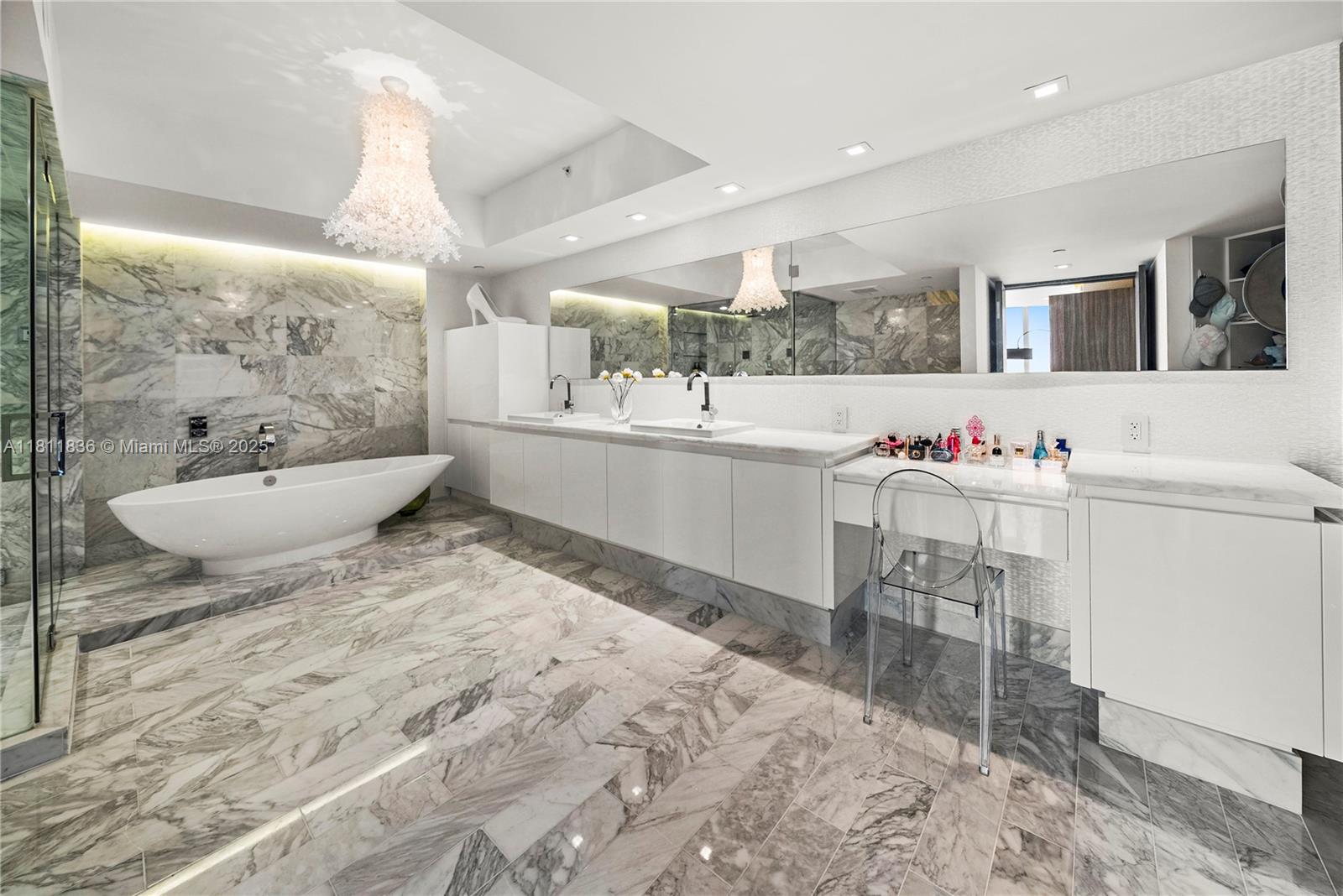 ICON CONDO - Residential