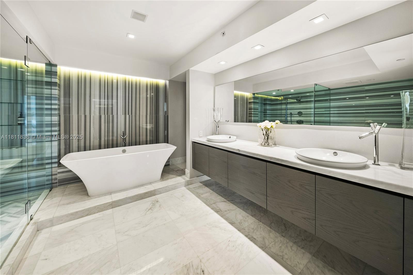 ICON CONDO - Residential