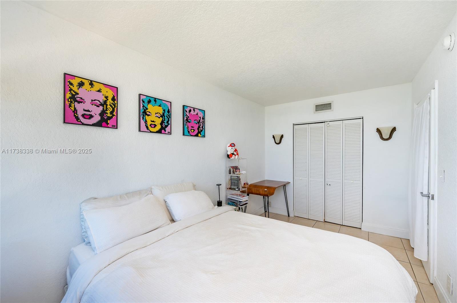 2899 Collins Ave 833