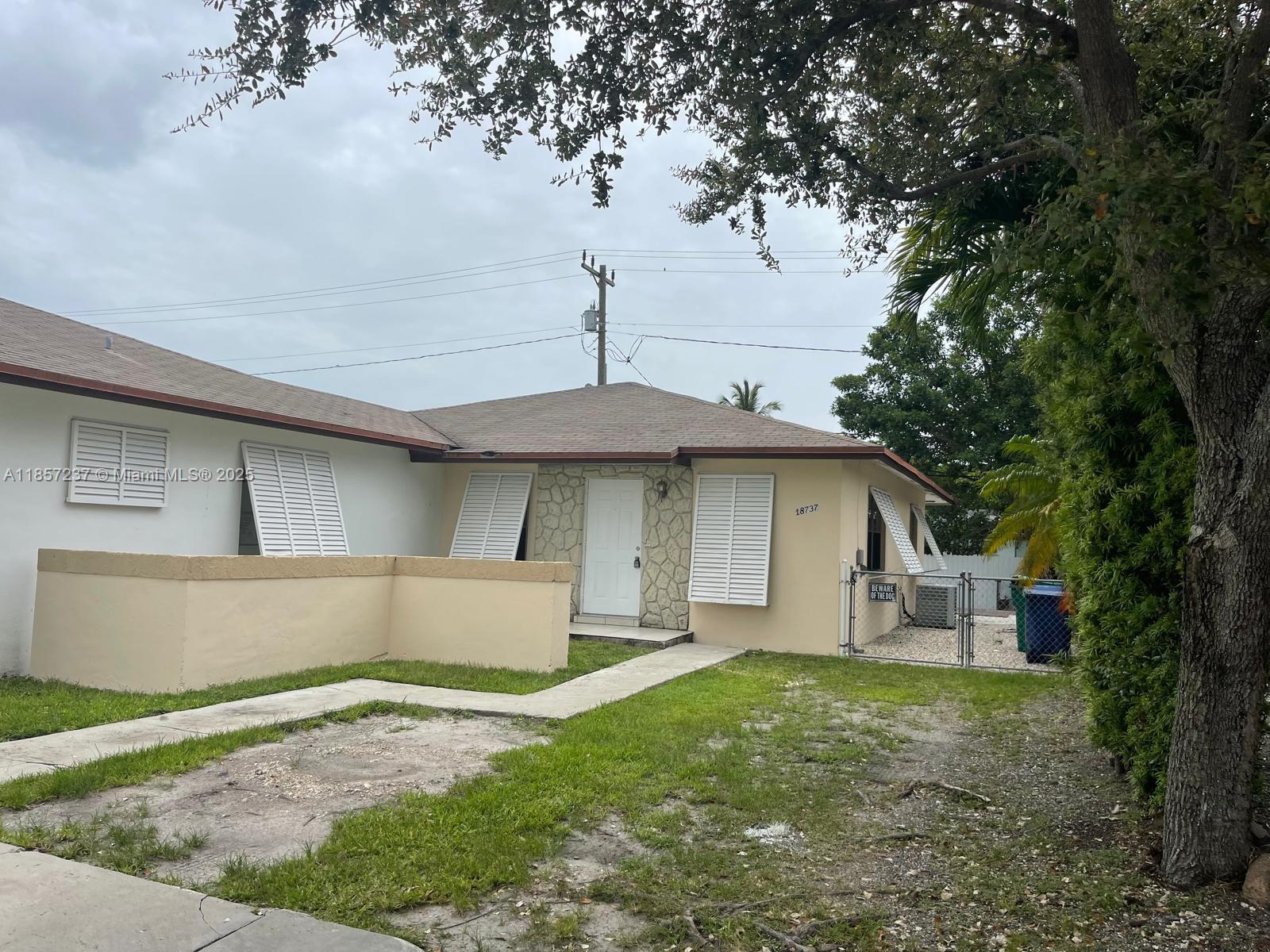 Spacious 3/2 duplex centrally located. Plenty of parking and nice yard space. Close to highways, walking distance to US1, shopping etc.