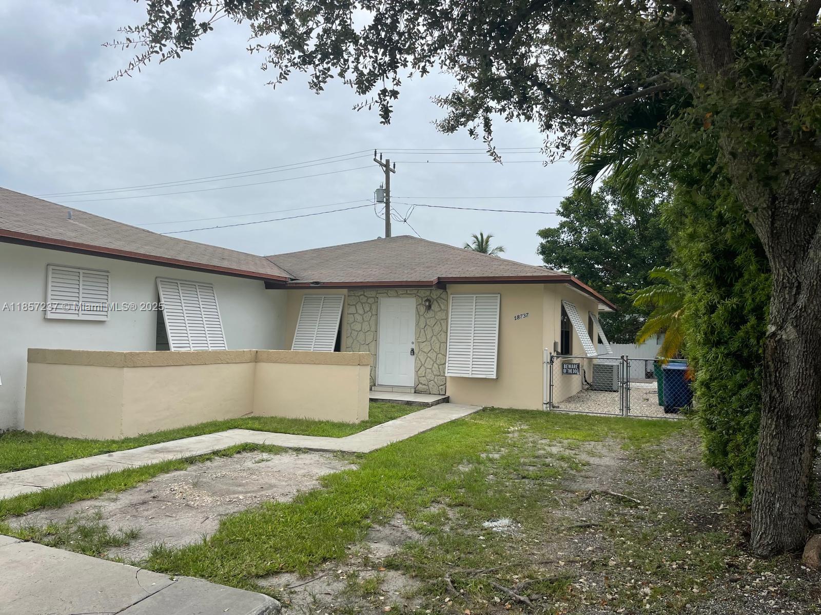 Spacious 3/2 duplex centrally located. Plenty of parking and nice yard space. Close to highways, walking distance to US1, shopping etc.