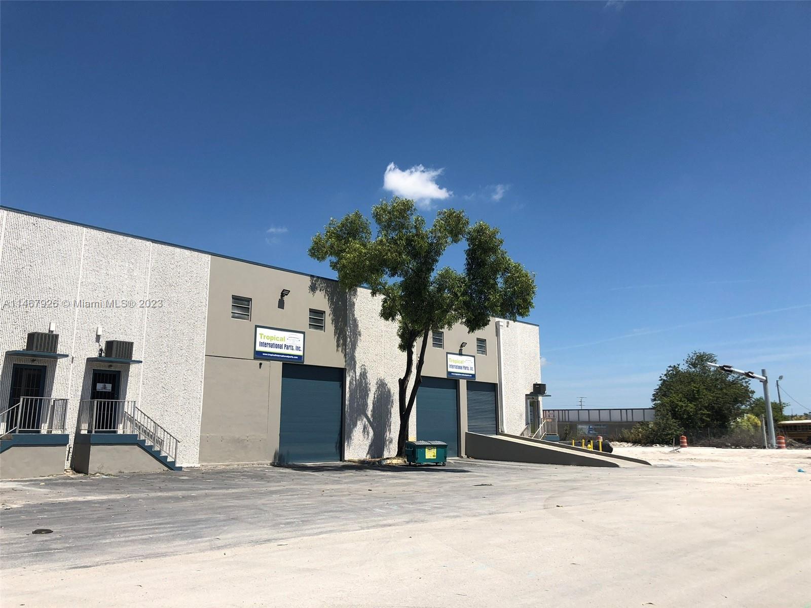 29,145 SF Total Size Fully Air- Air-Conditioned office + Warehouse, 9 Dock High Doors - Front Loading, 2 Loading Ramp Door - Front Loading, 20' Clear Ceiling Height 3 Phase Electrical, Fully Fire Sprinkled, Twin-T Roof Construction, Outside the Welleld Protected Area