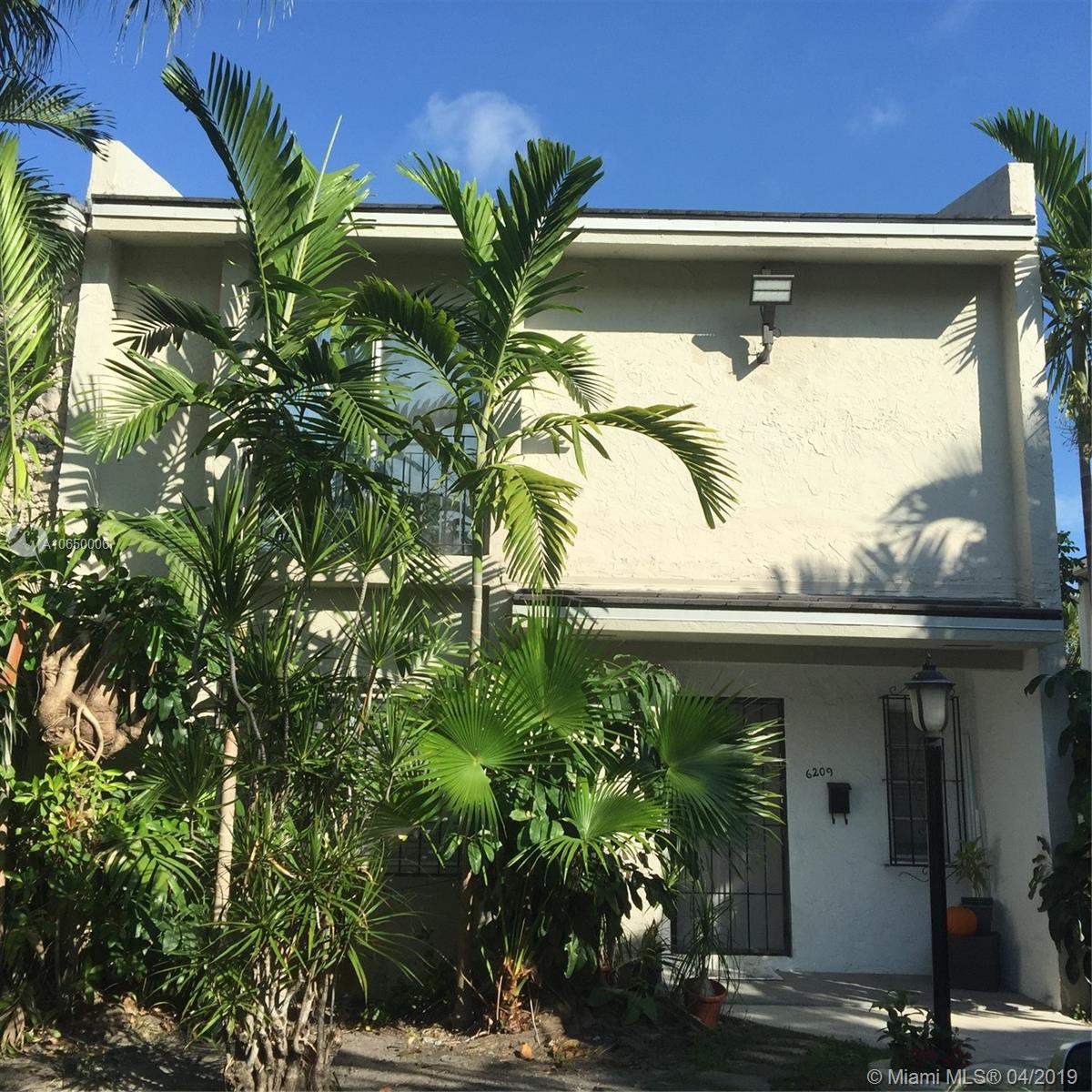 ~ MOTIVATED OWNER ~ FANTASTIC 3 BED / 2.5 BATH TOWNHOME IN SOUTH MIAMI ~ END UNIT WITH 2 PARKING SPACES ~ UPDATED KITCHEN & BATHROOMS WITH GRANITE COUNTERTOPS ~ TILE DOWNSTAIRS & NEW LAMINATE FLOORING UPSTAIRS ~ JUST MODERNIZED STAIRS & RAILING ~ ALL BEDROOMS UPSTAIRS ~ CLOSE TO DOWNTOWN SOUTH MIAMI, DADELAND AND CORAL GABLES ~