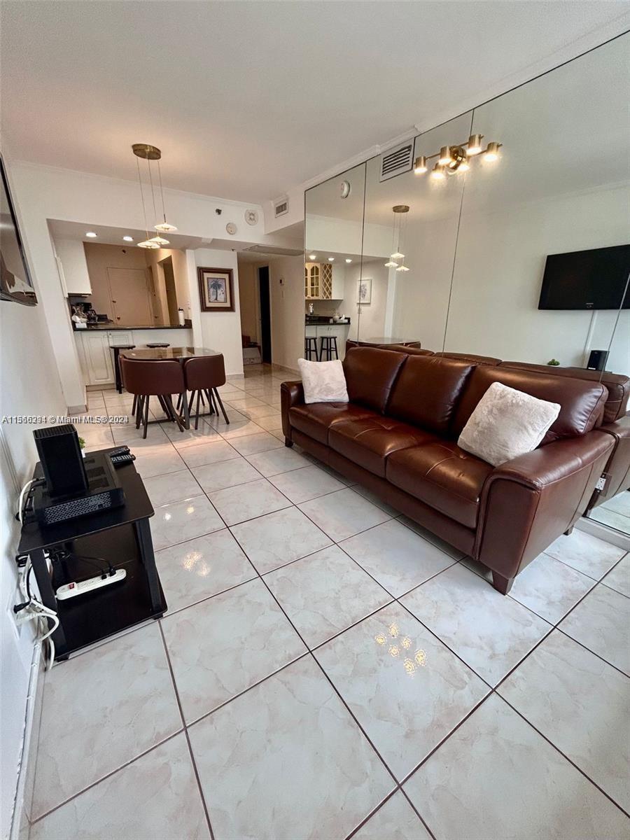 Rental Property at 100 Lincoln Rd 639, Miami Beach, Miami-Dade County, Florida - Bedrooms: 1 
Bathrooms: 1  - $2,400 MO.