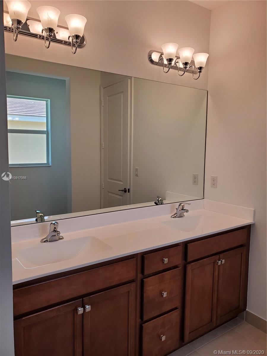 VELEIROS AT CRYSTAL LAKE - Residential Lease