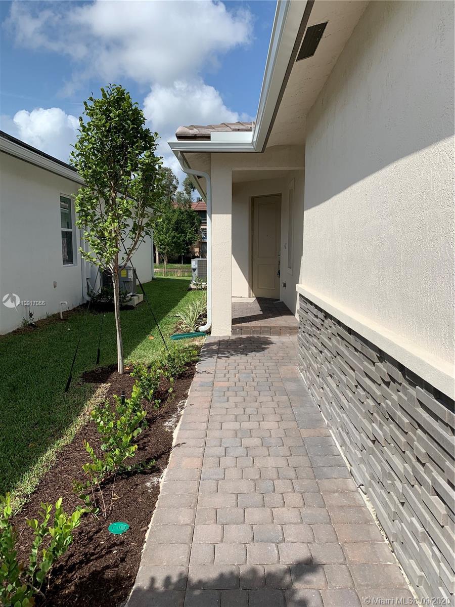 VELEIROS AT CRYSTAL LAKE - Residential Lease