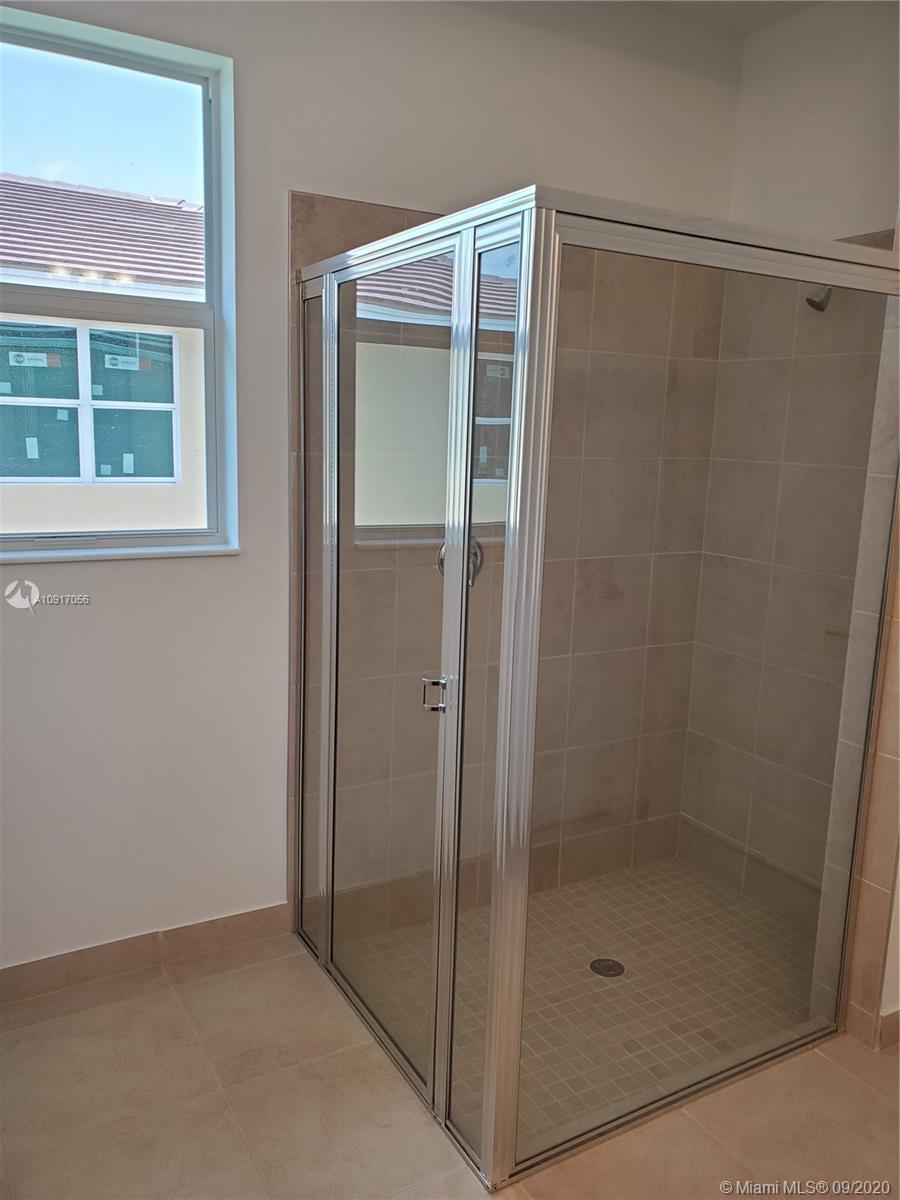 VELEIROS AT CRYSTAL LAKE - Residential Lease