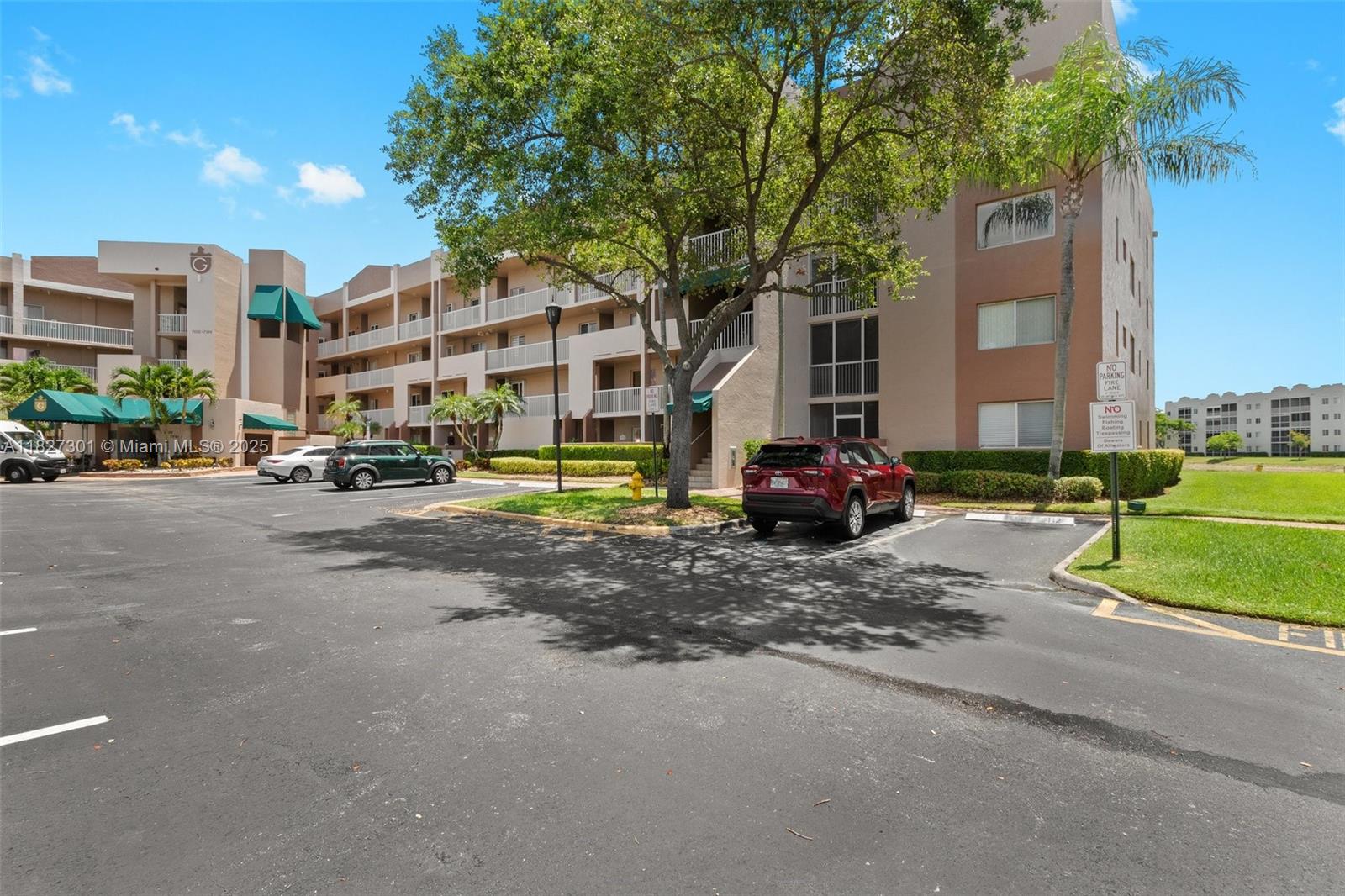 YOU WILL LOVE THIS CONDO, LOVE THE COMMUNITY, AND LOVE LIVING IN KINGS POINT! DON'T MISS THIS ONE.HAS HIGH CEILINGS, GORGEOUS LAKE VIEW, NEWLY PAINTED, SPACIOUS SOCIAL AREA.HURRICANE SHUTTERS ADDS EXTRA SECURITY. MURPHY BED IN GUEST ROOM WITH QUEEN SIZE BED.LARGE CLOSETS. FULL SIZE LAUNDRY ROOM. ENJOY THE LIFE STYLE OFFERED IN KINGS POINT. ENDLESS ACTIVITIES IN LARGE CLUBHOUSE. STATE OF THE ART GYM, CLASSES WITH INSTRUCTORS HOURLY, INDOOR AND OUTDOOR POOL, HOBBY ROOM, BILLARD ROOM, CARD ROOMS. ENJOY FREE MOVIES AT THE PALACE THEATER AND SEE LIVE ENTERTAINMENT ON SATURDAY NIGHTS. OVER 70 CLUBS. COURTESY BUS. FULLY PAID CLUBHOUSE DEED CONVEYS AT CLOSING. THIS CONDO IS BESIDE THE GRANVILLE CLUBHOUSE WITH OLYMPIC SIZE POOL, OPEN PATIO WITH BARBQUE GRILLS, CLUBHOUSE FOR SOCIAL EVENTS.