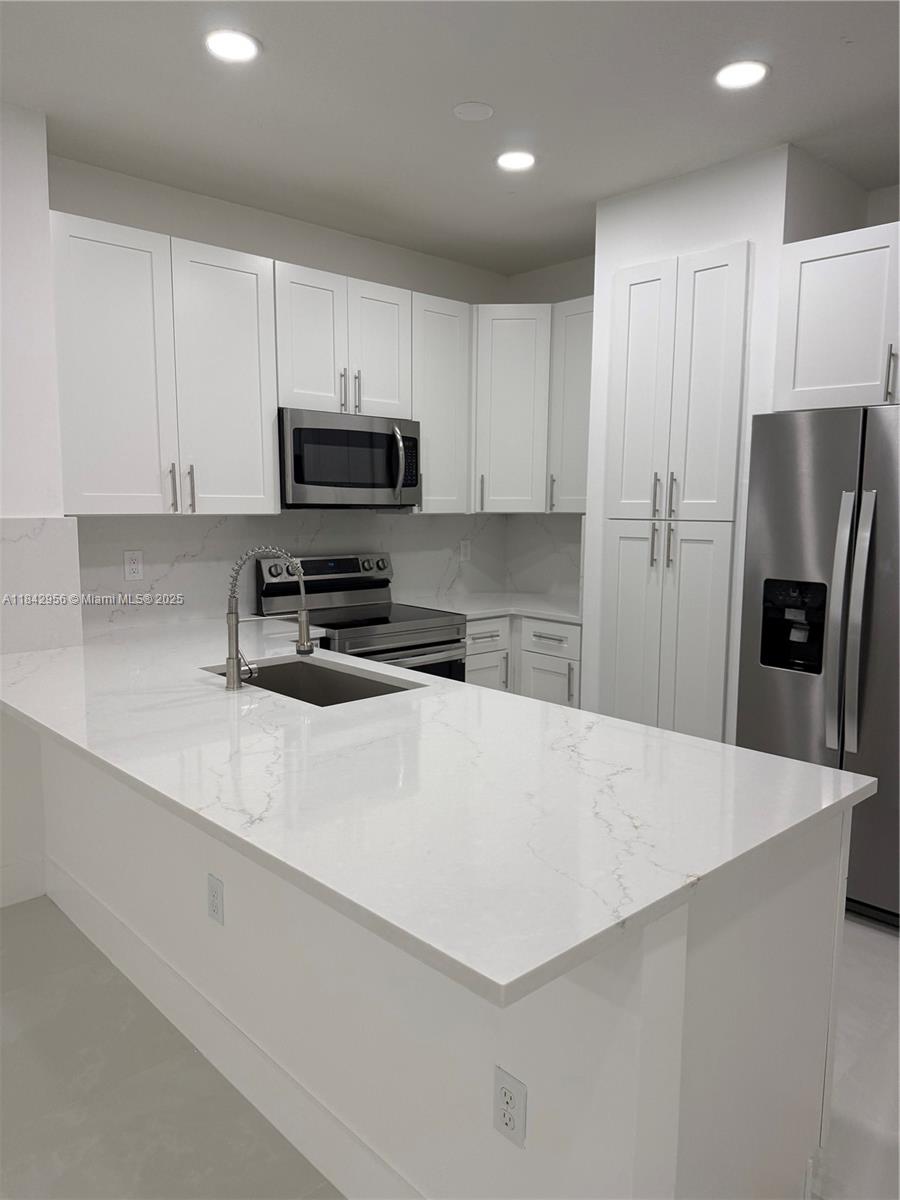 Beautiful, move-in-ready townhouse now available. Completely remodeled new kitchen, porcelain tiles, and vinyl flooring upstairs.Close to schools and major expressways.
Move in with only the first month's rent and deposit!!!