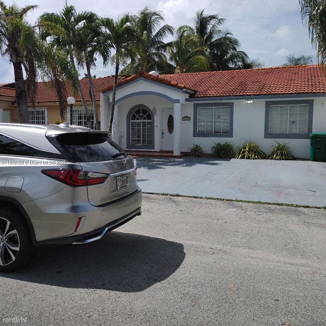 Do not miss the opportunity to purchase this beautiful and well-kept property, excellent for first-time buyers in a very quiet but central location in Miami Lake. 3/2 bathrooms, remodeled kitchen and bathrooms, with a beautiful terrace overlooking the canal in a large, fully fenced yard, which gives privacy to your children to play or to the family for parties or gatherings. In the case of wanting to rent it, we offer excellent tenants, in both cases the property is rented with a contract until January for $ 3​​‌​​​​‌​‌​​​‌‌​​​‌‌‌​​‌​​‌‌​​​​ k