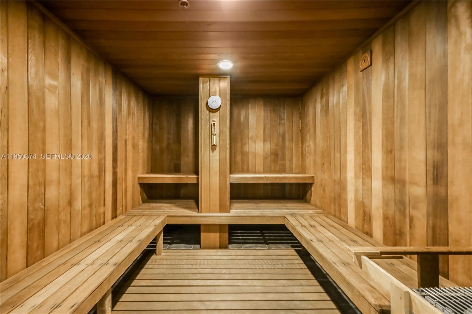 MAJESTIC TOWER - Residential