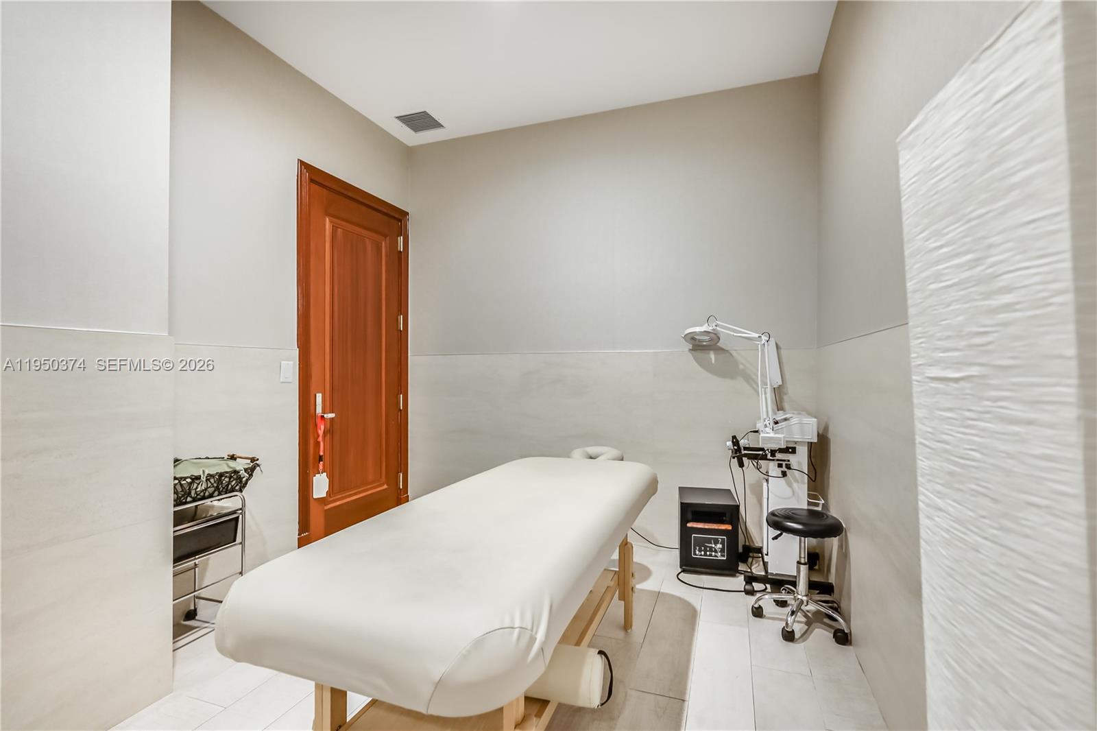 MAJESTIC TOWER - Residential