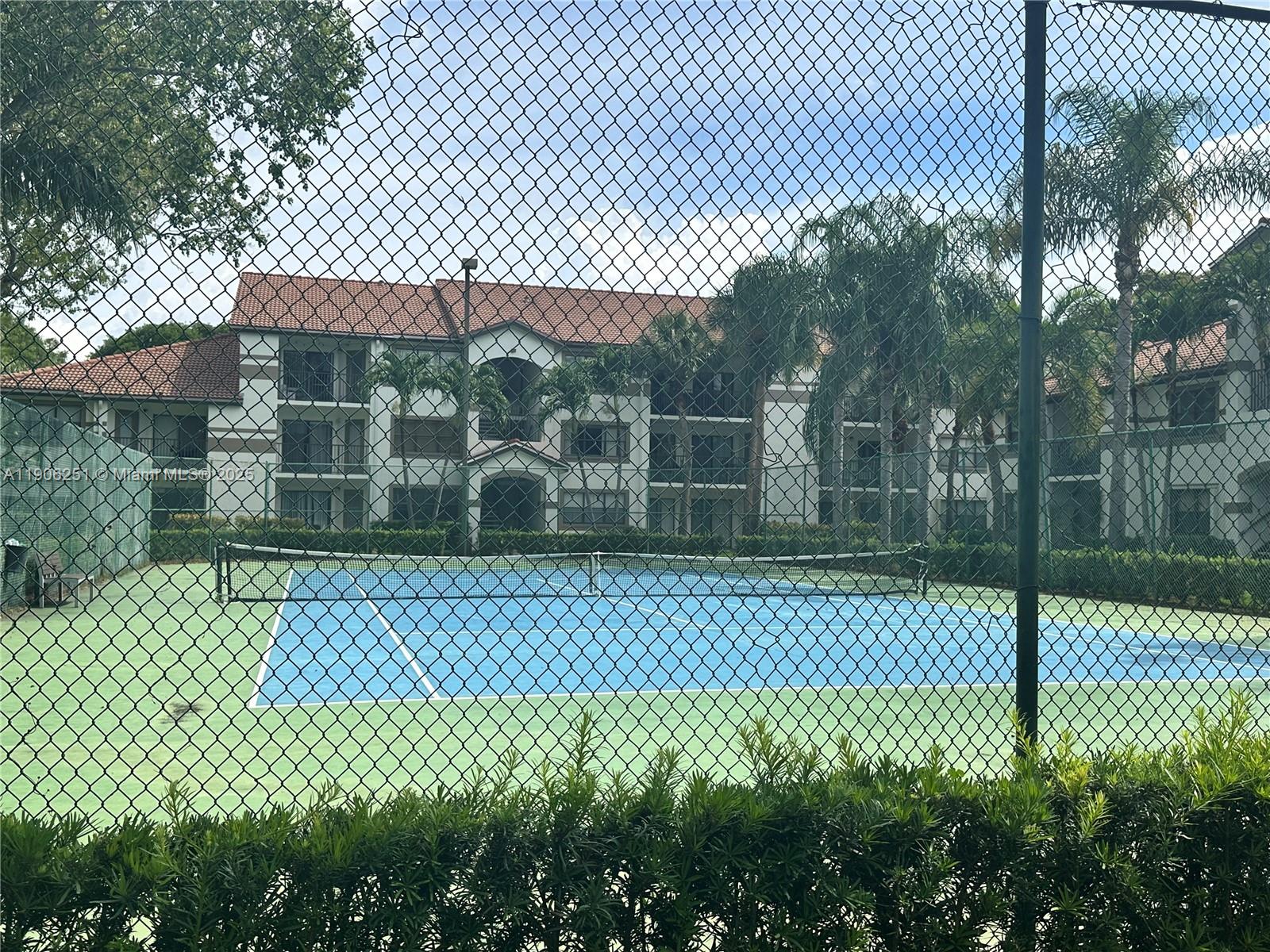 HOLLYWOOD PARC CONDOMINIU - Residential Lease