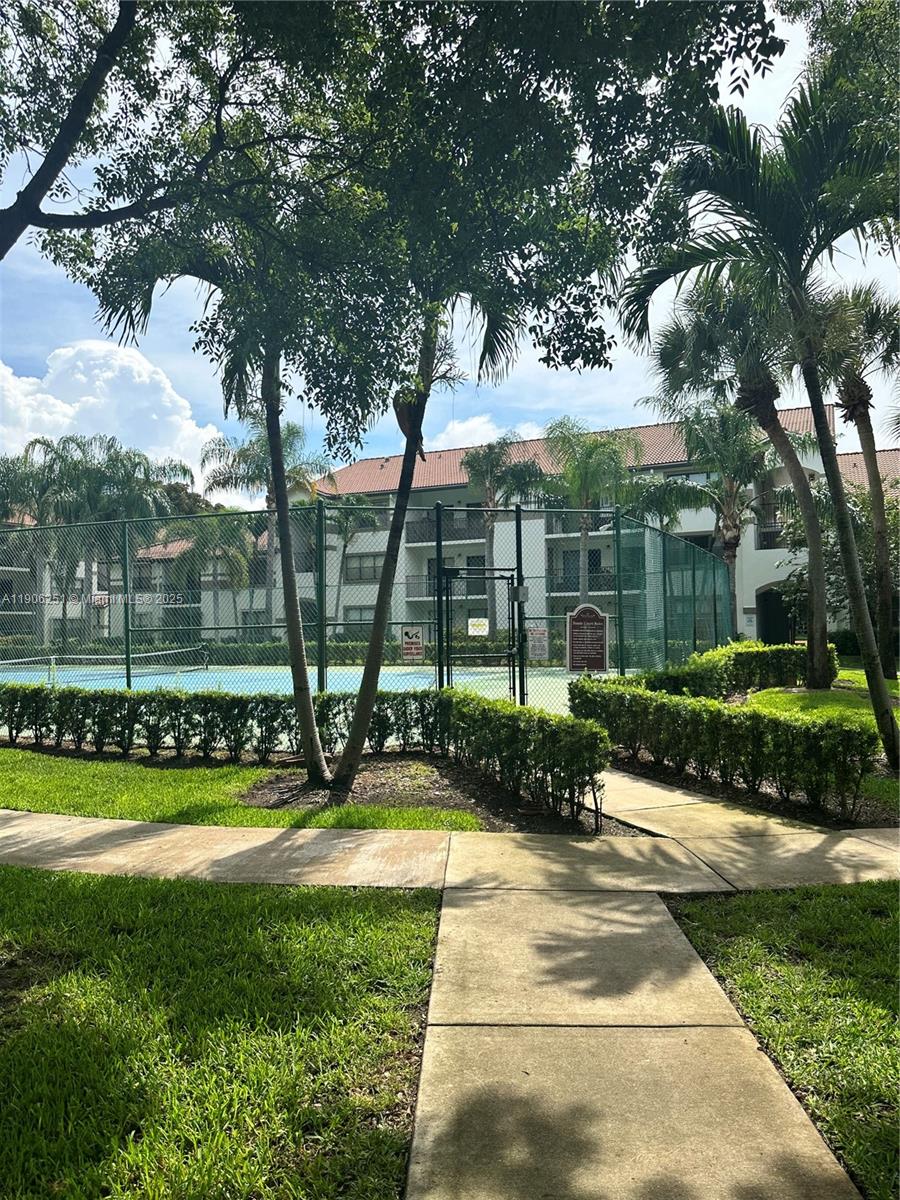 HOLLYWOOD PARC CONDOMINIU - Residential Lease