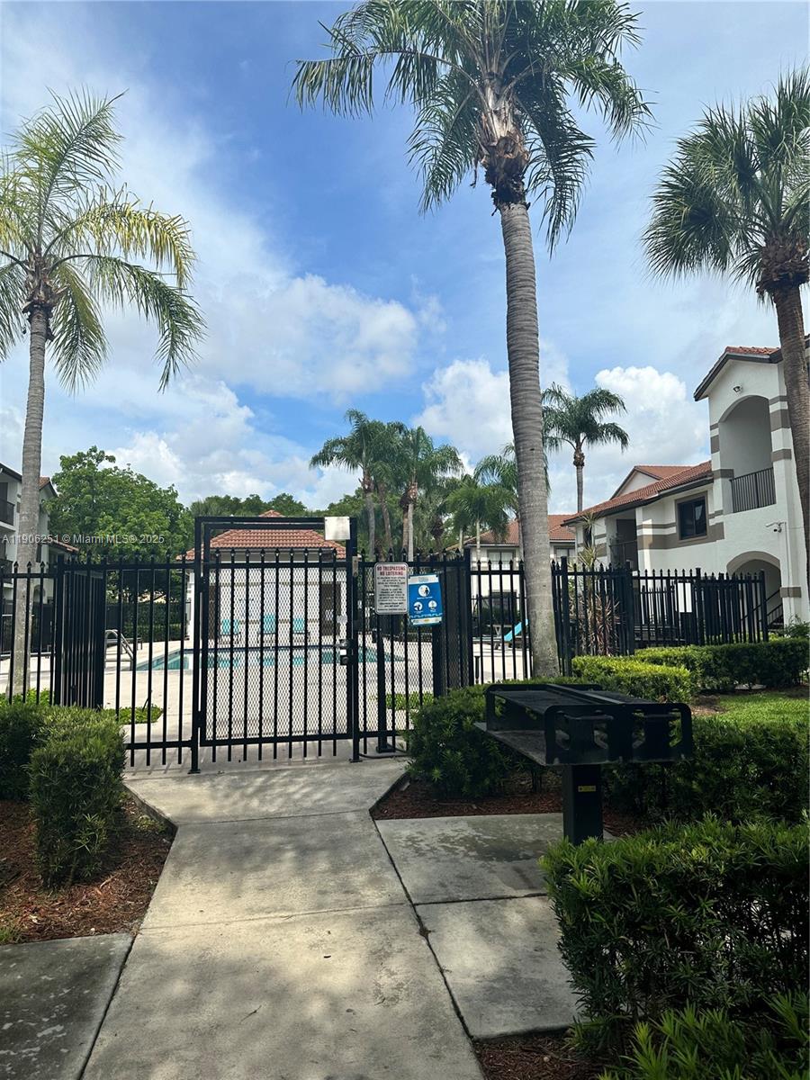 HOLLYWOOD PARC CONDOMINIU - Residential Lease