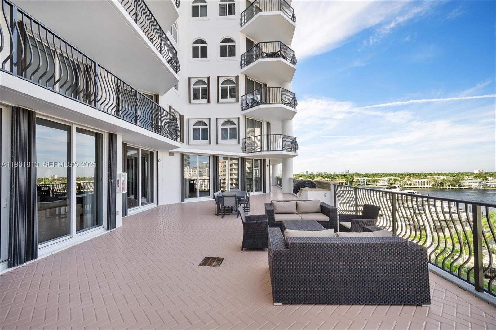 JACKSON TOWER LAS OLAS CO - Residential