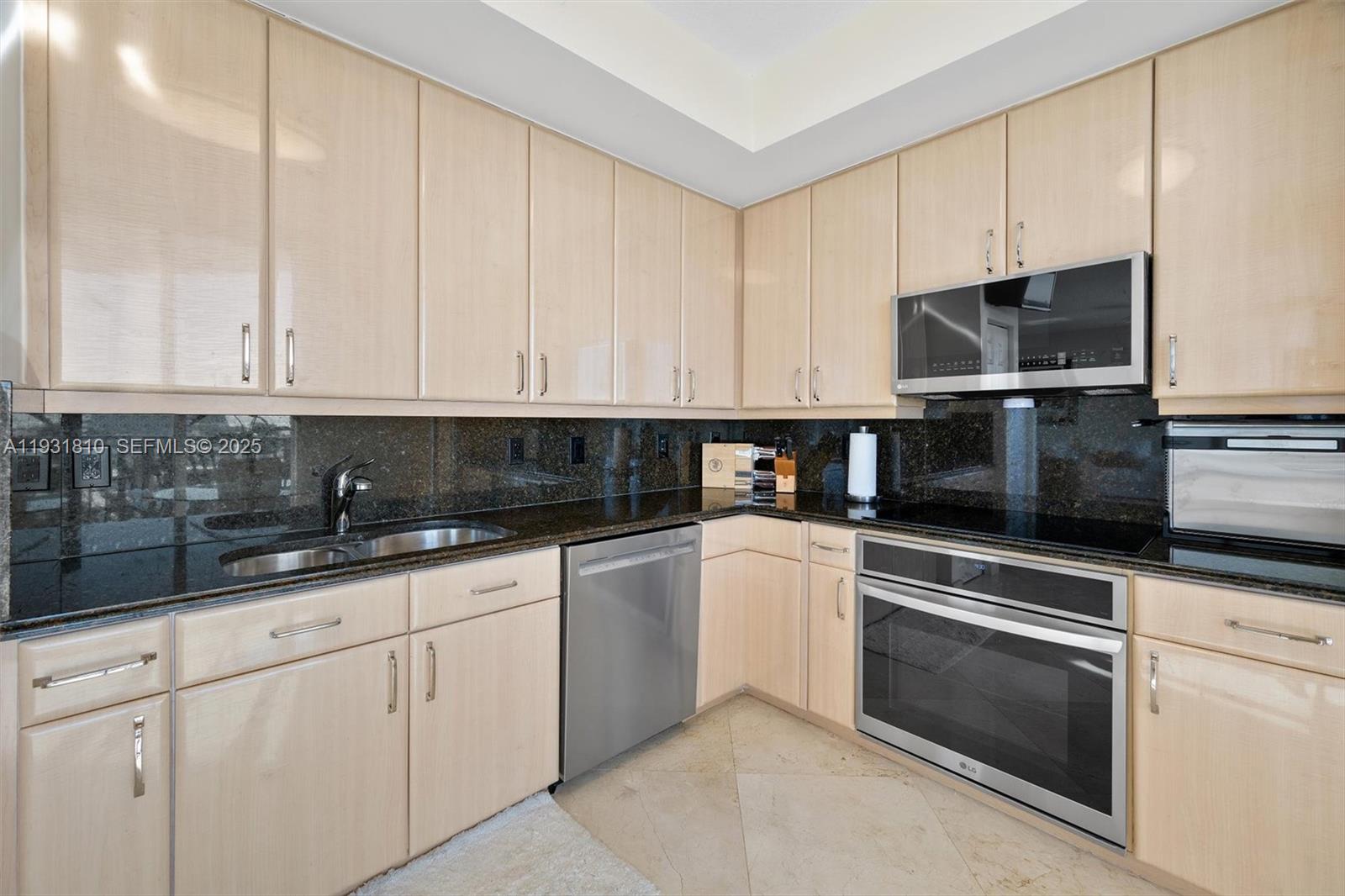 JACKSON TOWER LAS OLAS CO - Residential