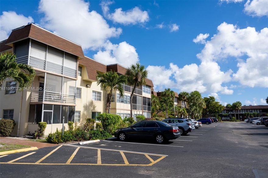 55+  COMMUNITY. 2 BD / 2 BTH IN THE HEART OF LAUDERDALE LAKES. COMMUNITY HAS GREAT AMENITIES AND ACTIVITIES. EXERCISE ROOM, BILLIARD ROOM, POOL, LIBRIARY, CLUBHOUSE AND MUCH MORE ! MINUTES AWAY FORM SHOPS, BEACH, AND AIRPORT. EASY TO SHOW.