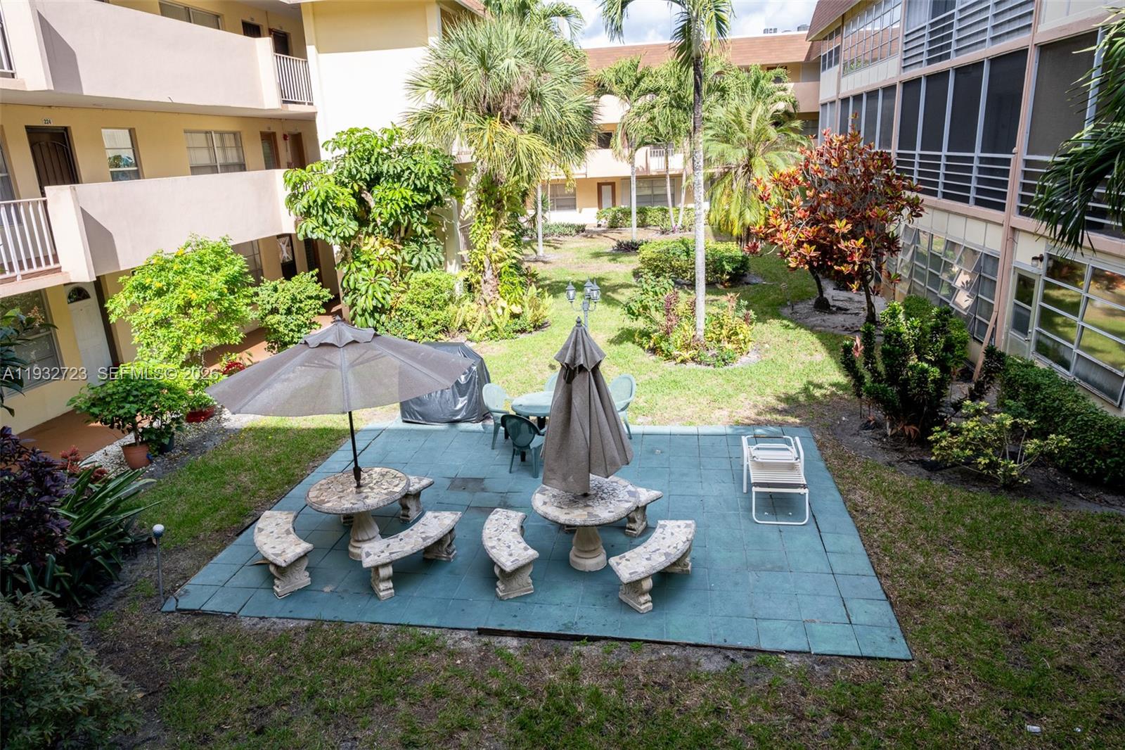 LAUDERDALE OAKS CONDO II - Residential