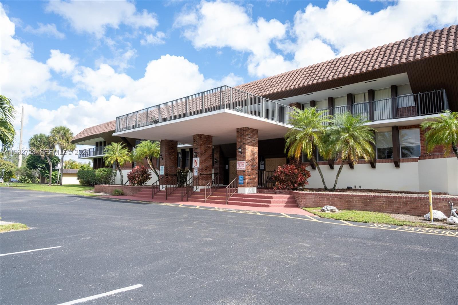 LAUDERDALE OAKS CONDO II - Residential