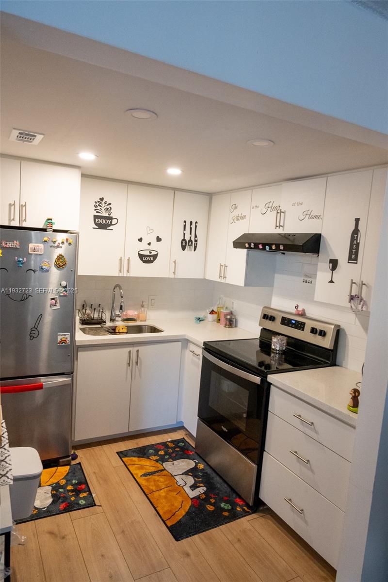 LAUDERDALE OAKS CONDO II - Residential