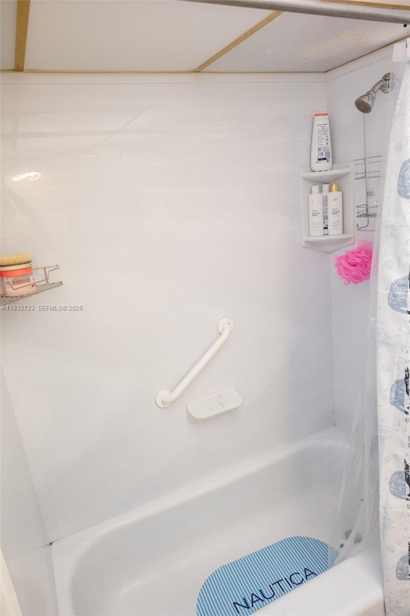 LAUDERDALE OAKS CONDO II - Residential