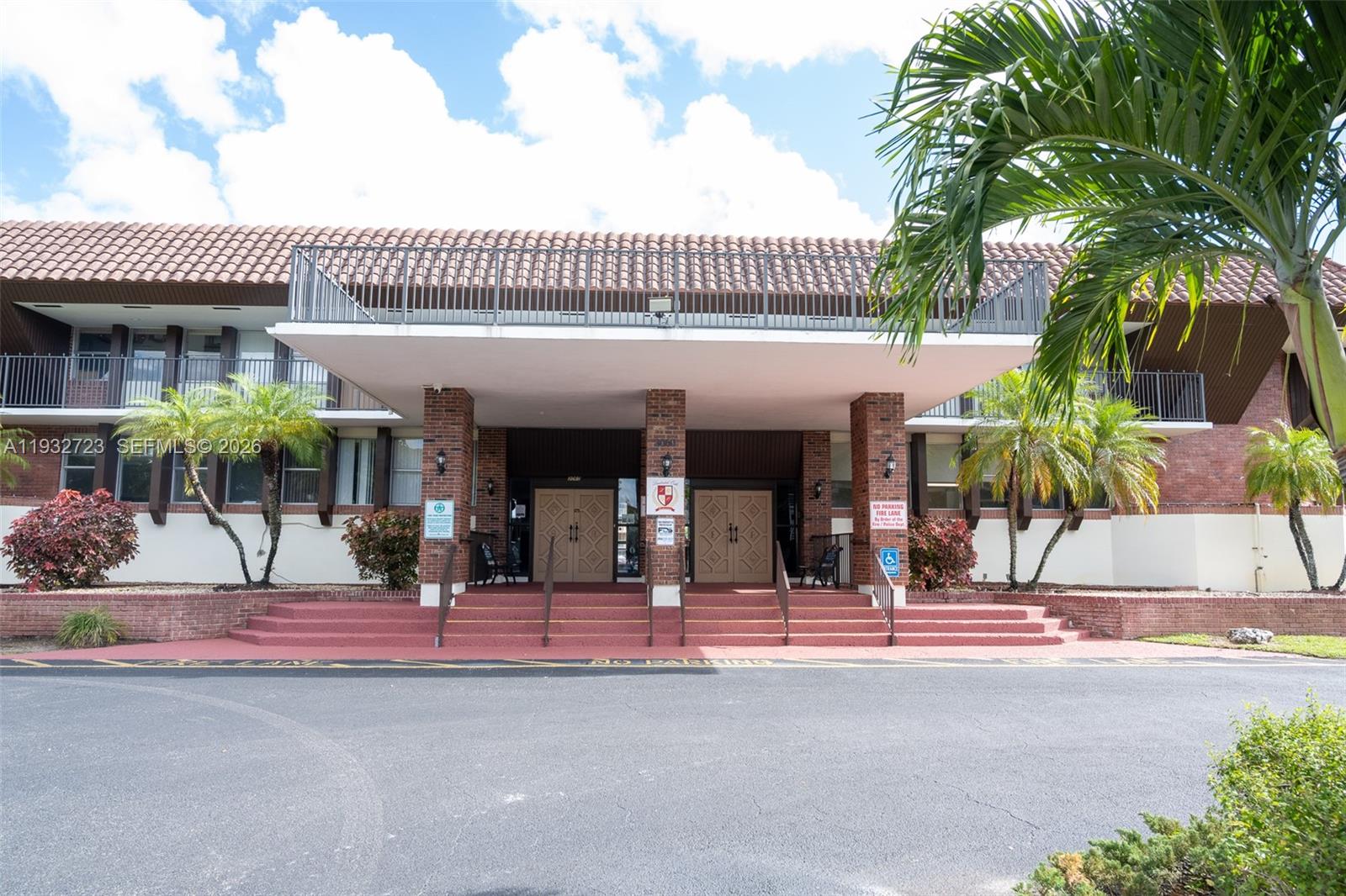 LAUDERDALE OAKS CONDO II - Residential