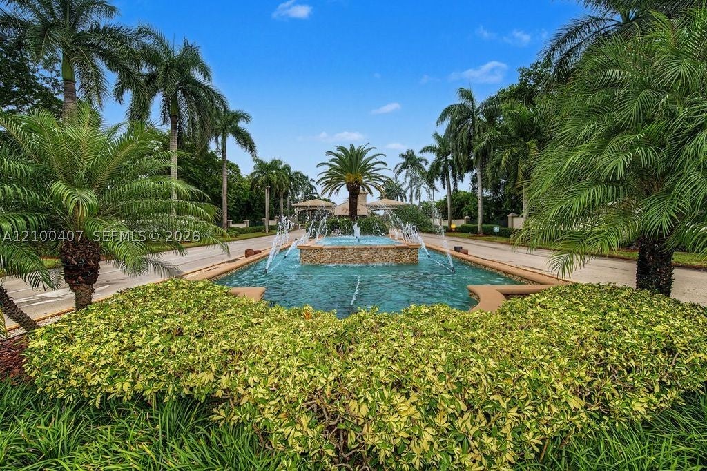 2304 Lucaya Ln