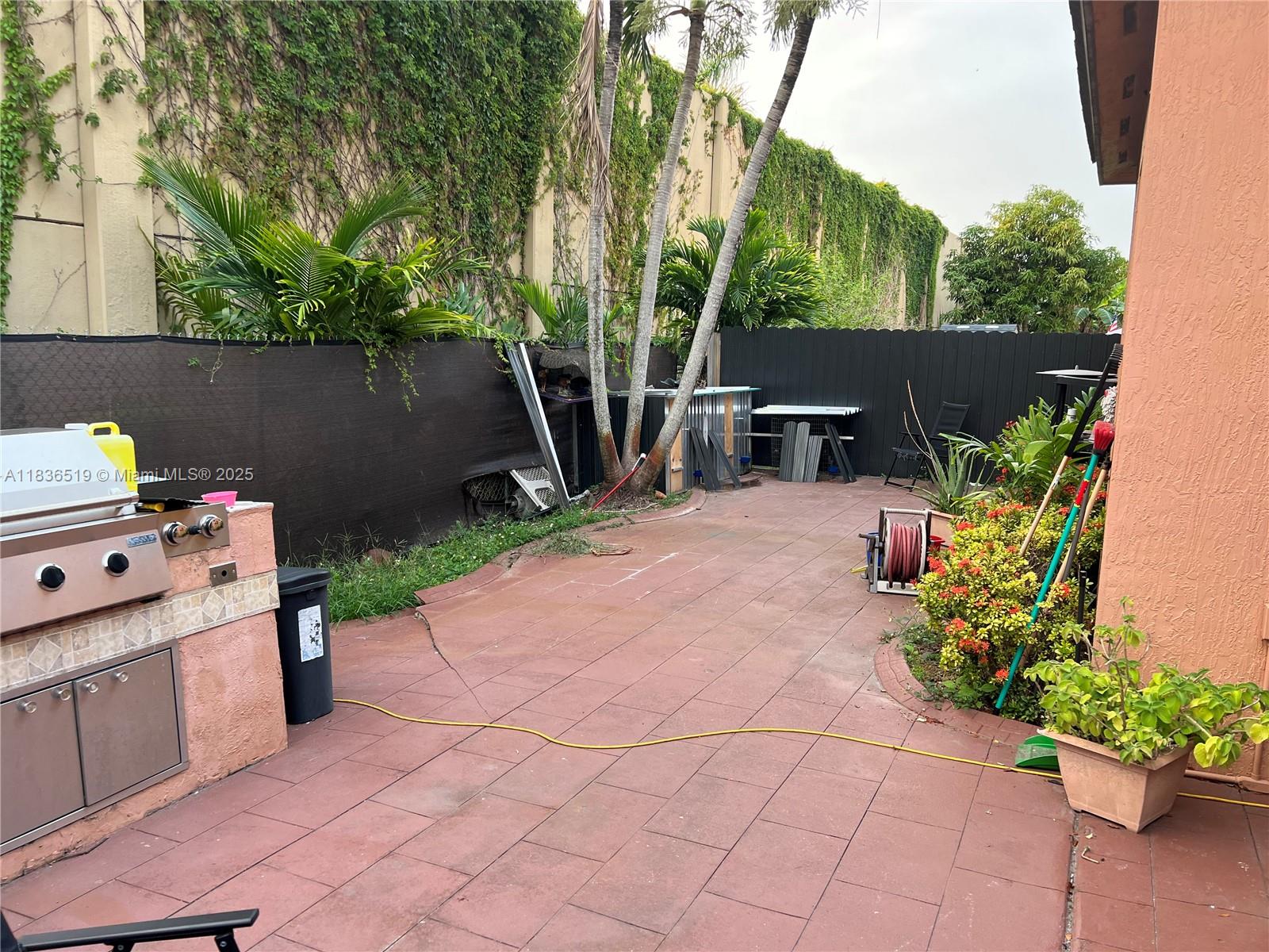 18122 NW 91st Ct, Hialeah, FL, 33018/$759,999 2 18122 NW 91st Ct