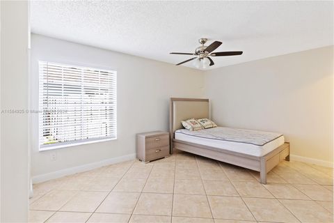 Single Family Residence in Miramar FL 1701 83rd Ave Ave 14.jpg