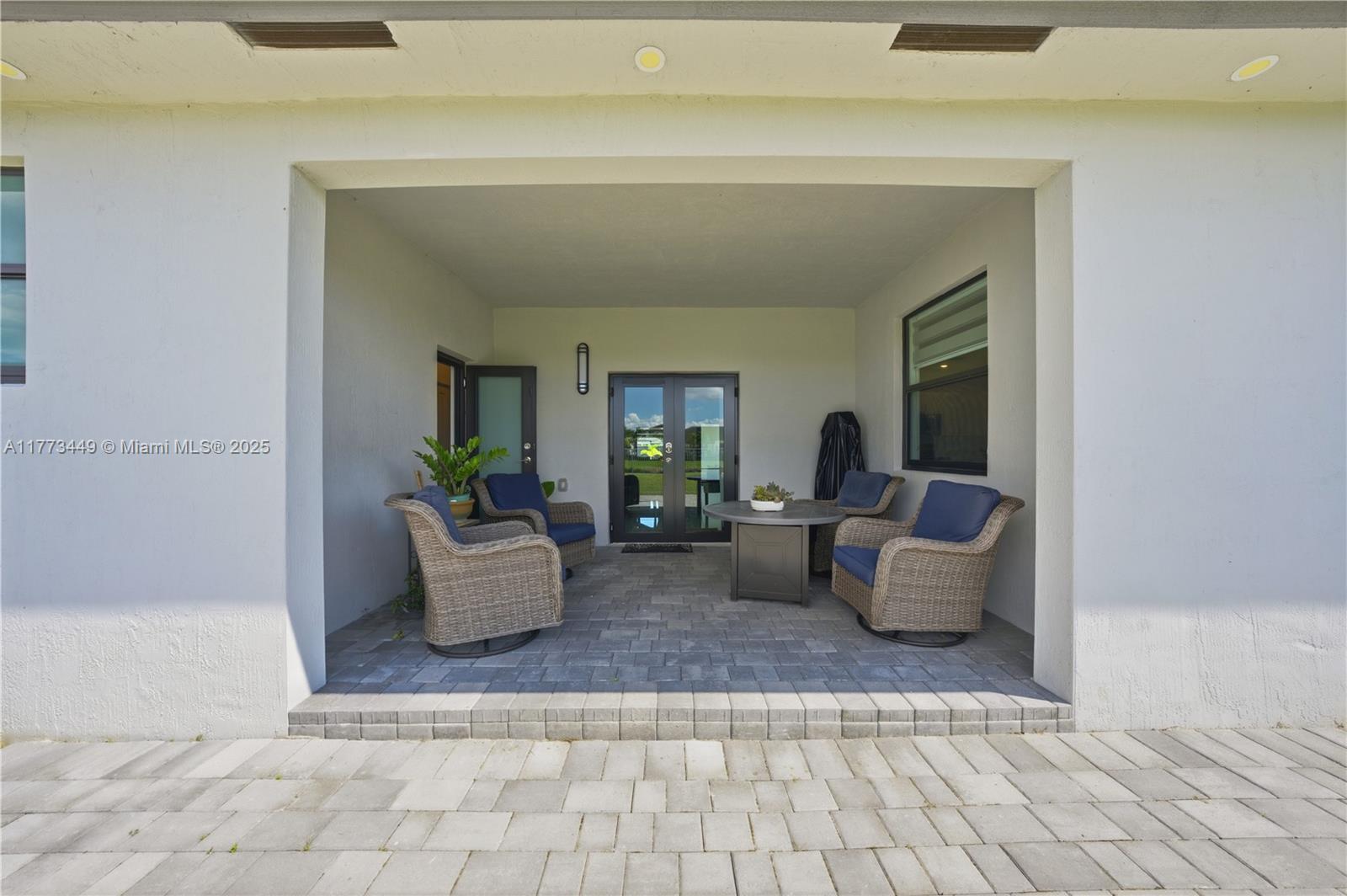 VALENCIA ACRES - Residential