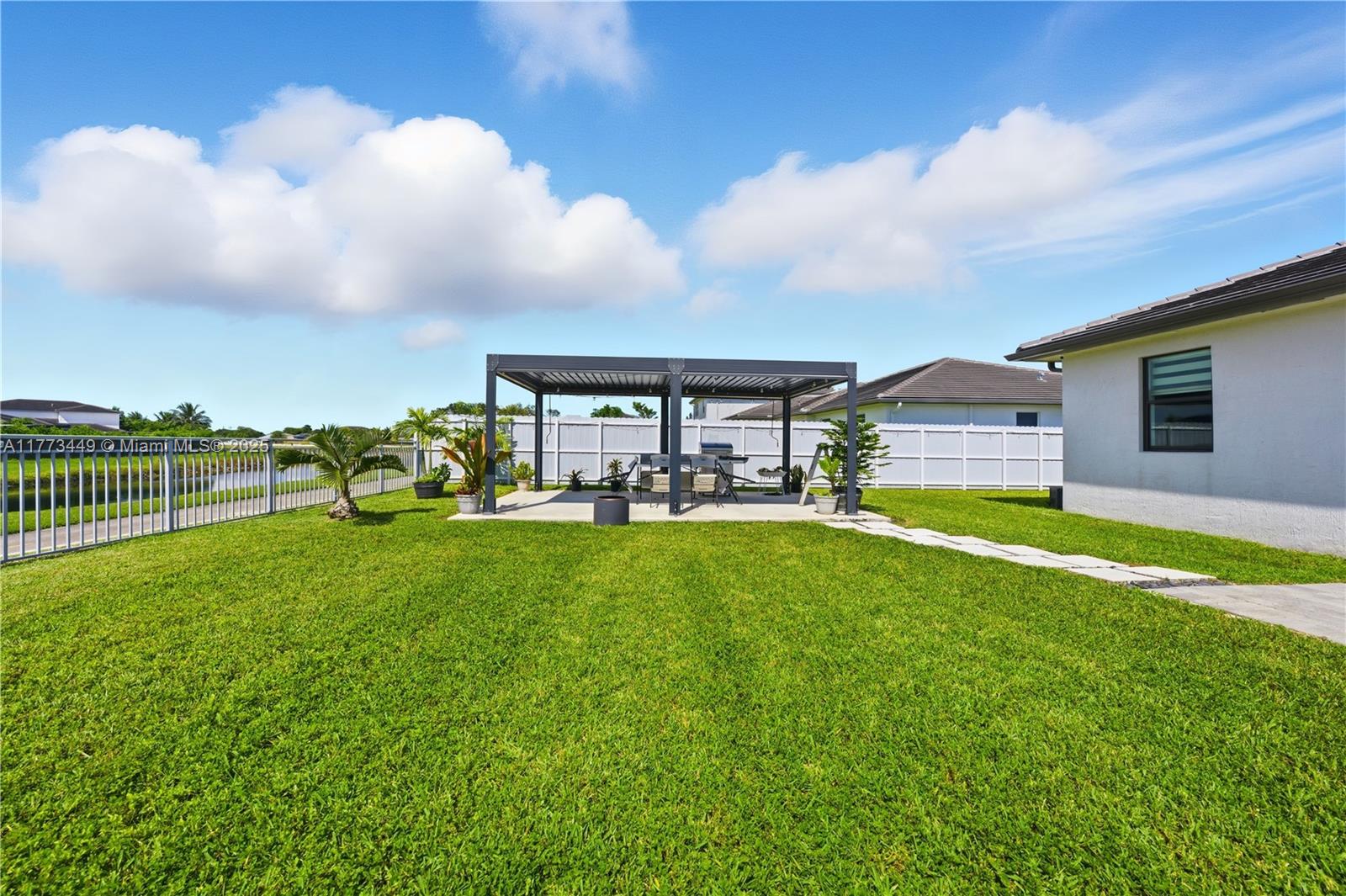 VALENCIA ACRES - Residential