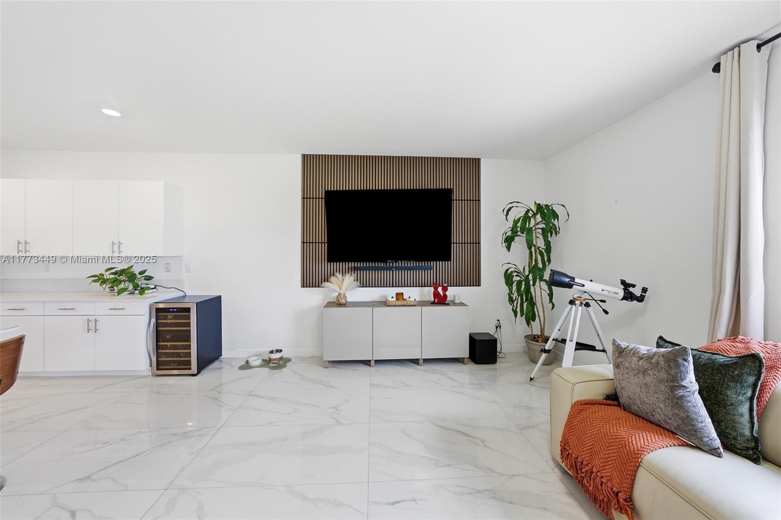 VALENCIA ACRES - Residential