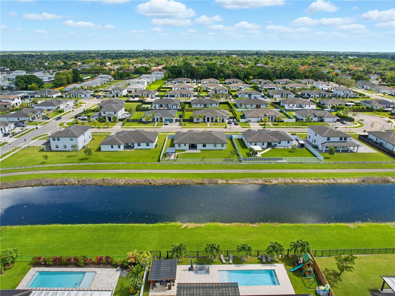 VALENCIA ACRES - Residential