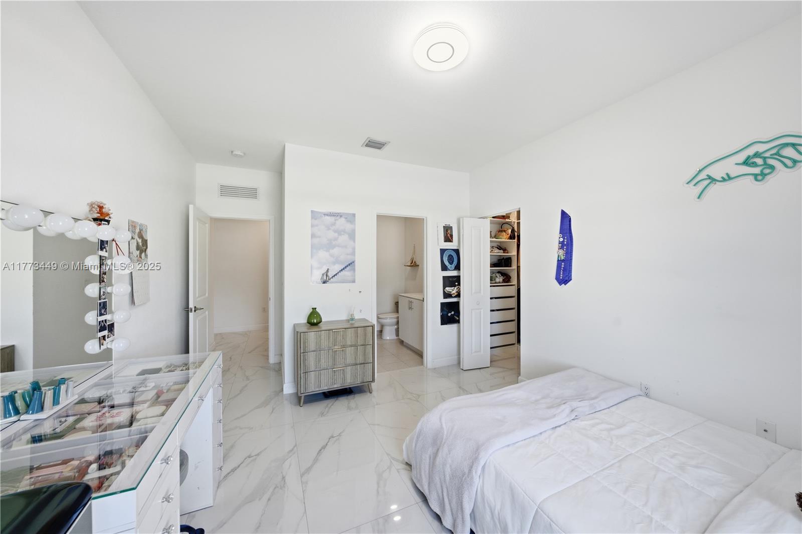 VALENCIA ACRES - Residential