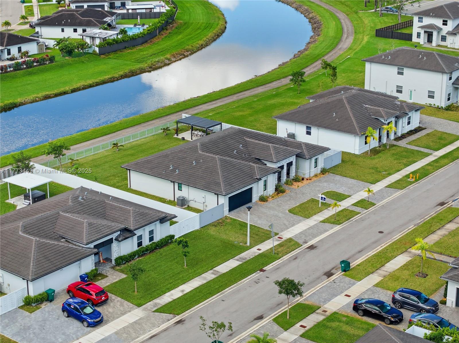 VALENCIA ACRES - Residential