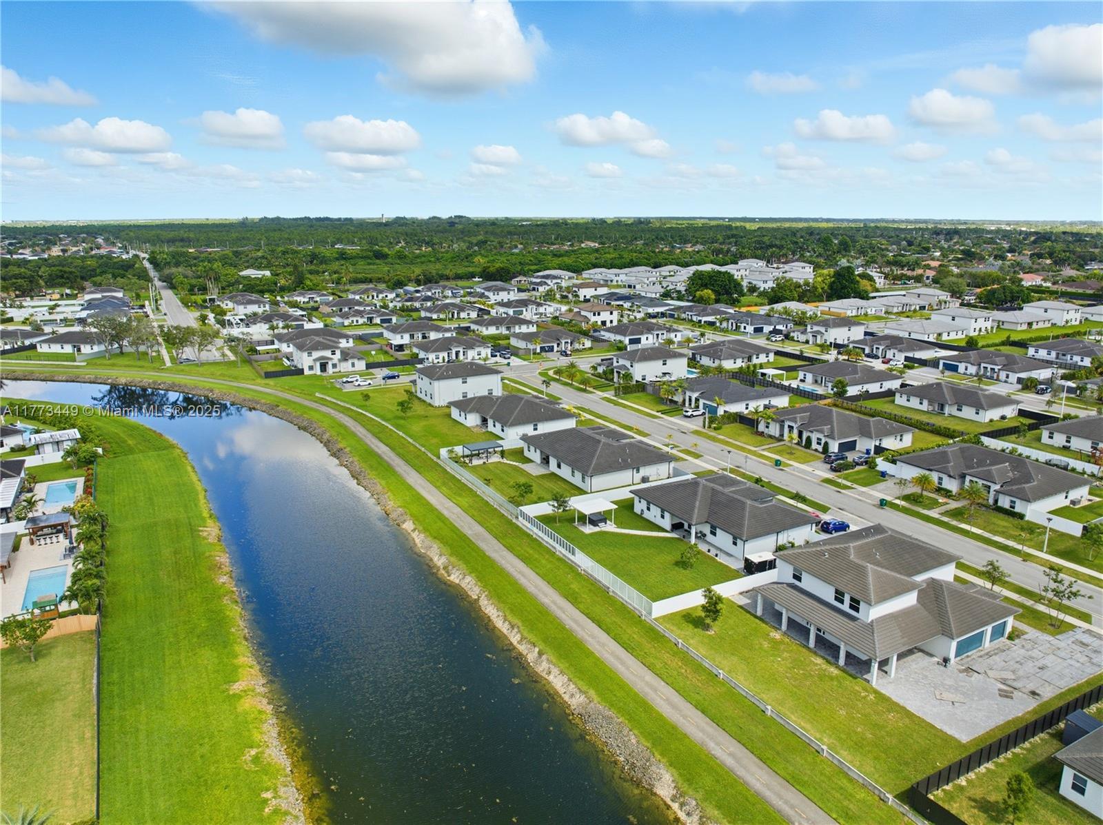 VALENCIA ACRES - Residential