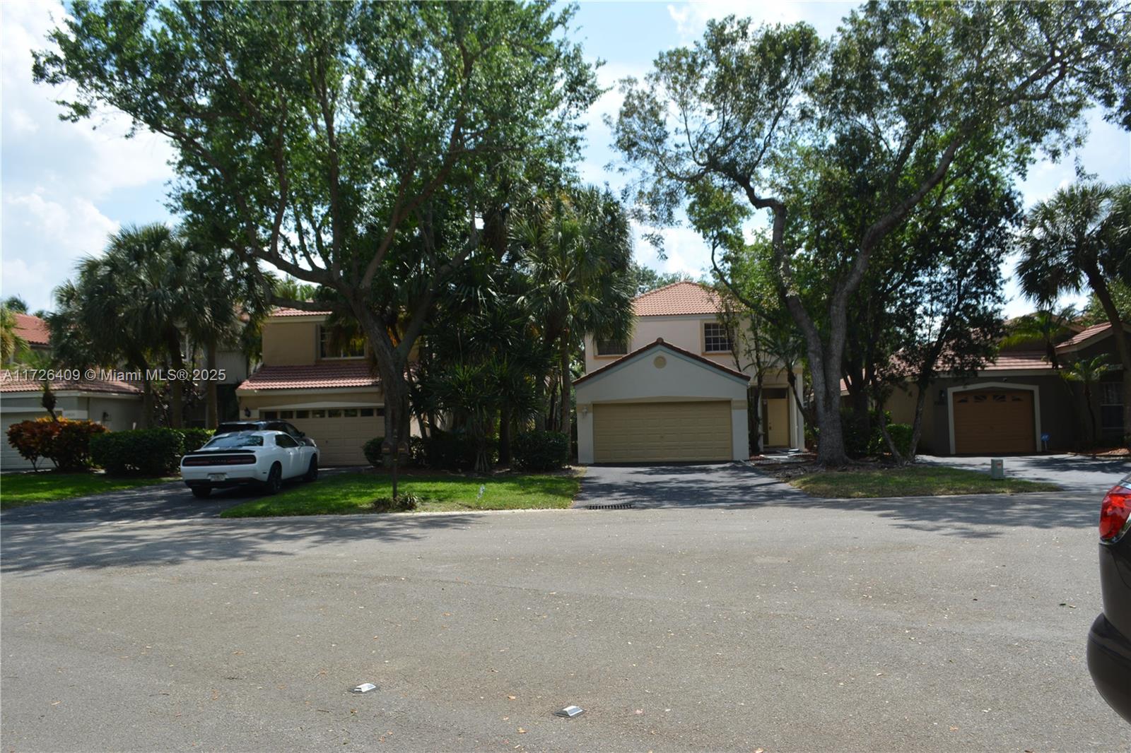 Charming Single Family Home for Rent in Fort Lauderdale
This home boasts a generous layout, with a well-designed floor plan that ensures privacy and convenience for all residents. The living areas are bright and airy, perfect for both relaxation and entertaining.
Each of the three bedrooms is spacious and offers plenty of natural light. The 2.5 bathrooms are elegantly designed, with fixtures that blend style and functionality. The property also features a lovely outdoor space, ideal for enjoying Florida's sunshine. Netted Patio to waters
Located in a desirable neighborhood, this home is close to excellent schools, shopping centers, dining options, and recreational facilities.
Don't miss out on this fantastic rental property. Contact us today to schedule a viewing!