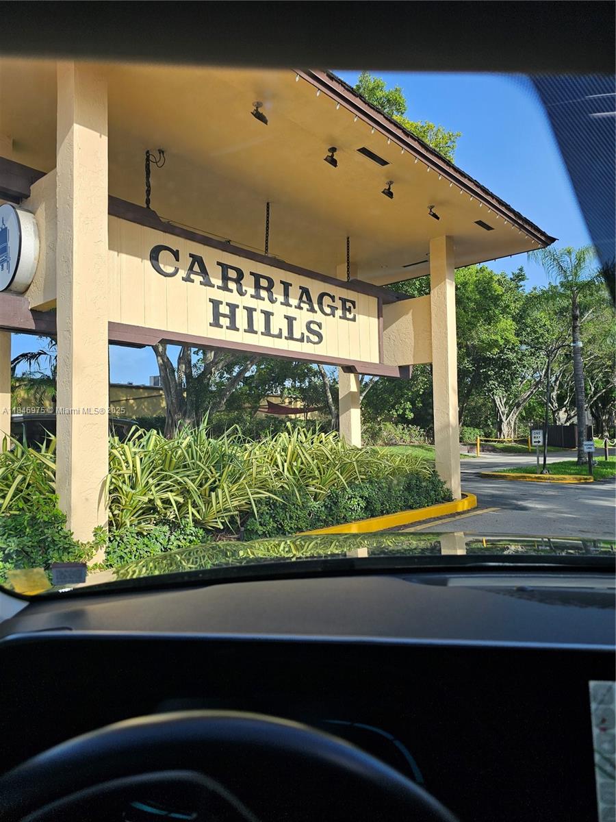 2 BED/ 2 BATH VILLA LOCATED IN CARRIAGE HILLS. 55+ COMMUNITY. PROPERTY FEATURES SCREENED PORCH, SHUTTERS, AND ATTIC. VILLA CAN BE RENTED FURNISHED OR UNFURNISHED. COMMUNITY AMENITIES INCLUDE EXERCISE ROOM, POOL, TENNIS COURTS, CLUBHOUSE, ETC. ASSOCIATION REQUIRES 650 MIN CREDIT. 24 HOUR NOTICE REQUIRED, PLEASE REQUEST ALL SHOWINGS THROUGH SHOWINGTIME.