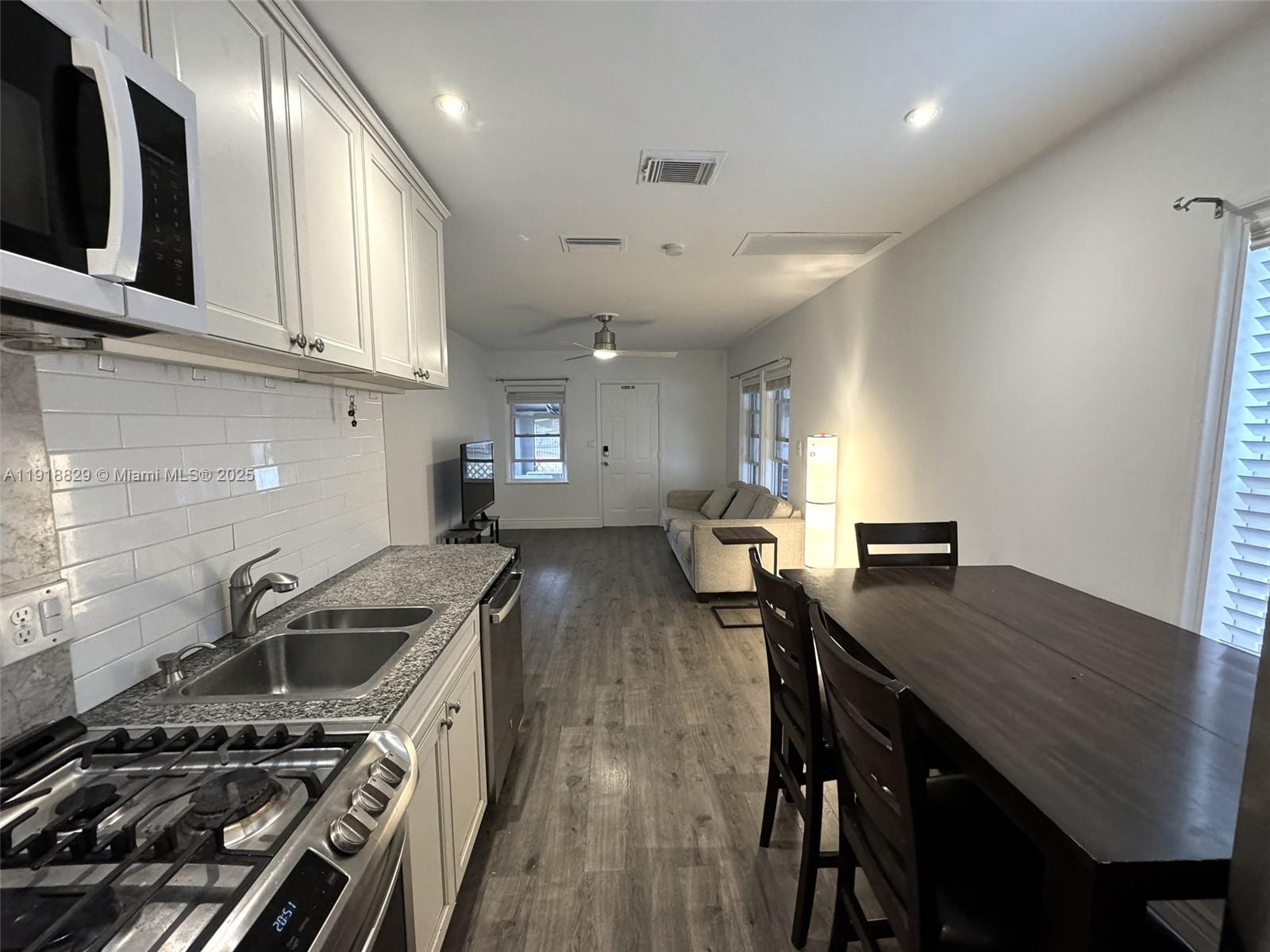 HOLLYWOOD LITTLE RANCHES - Residential Lease