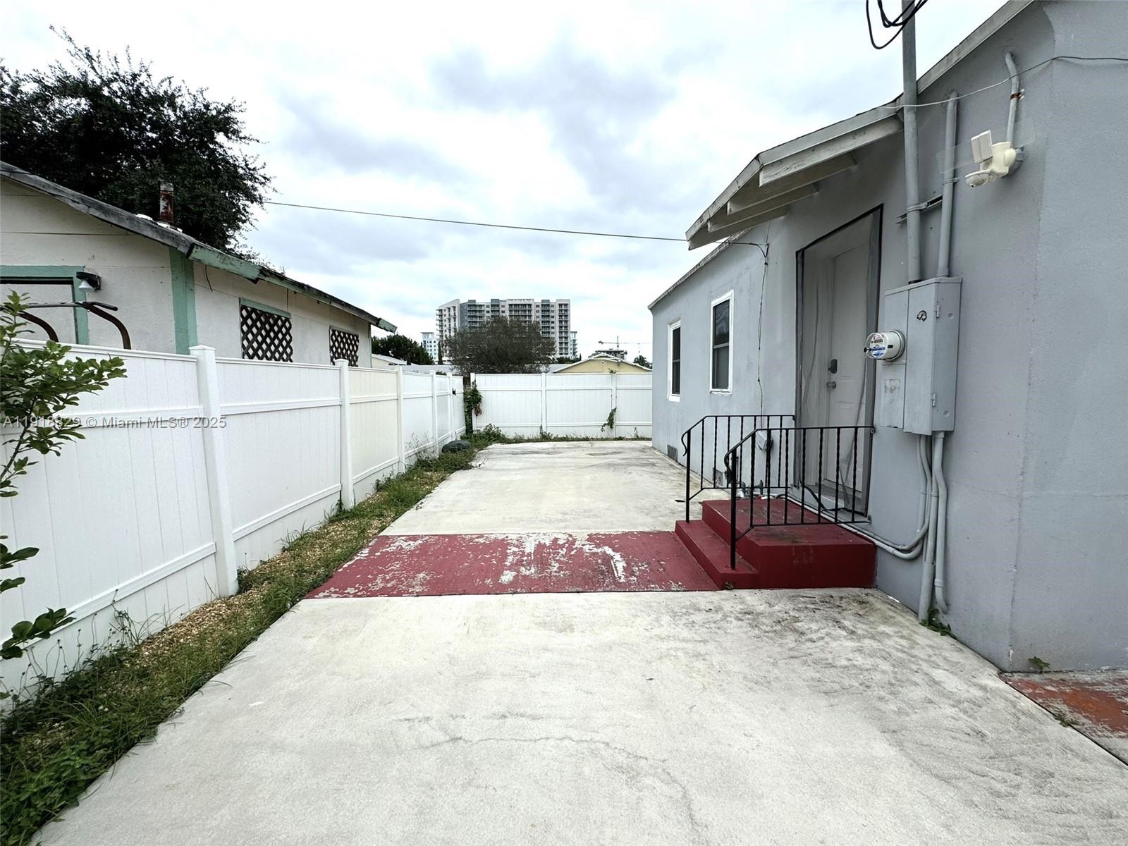 HOLLYWOOD LITTLE RANCHES - Residential Lease