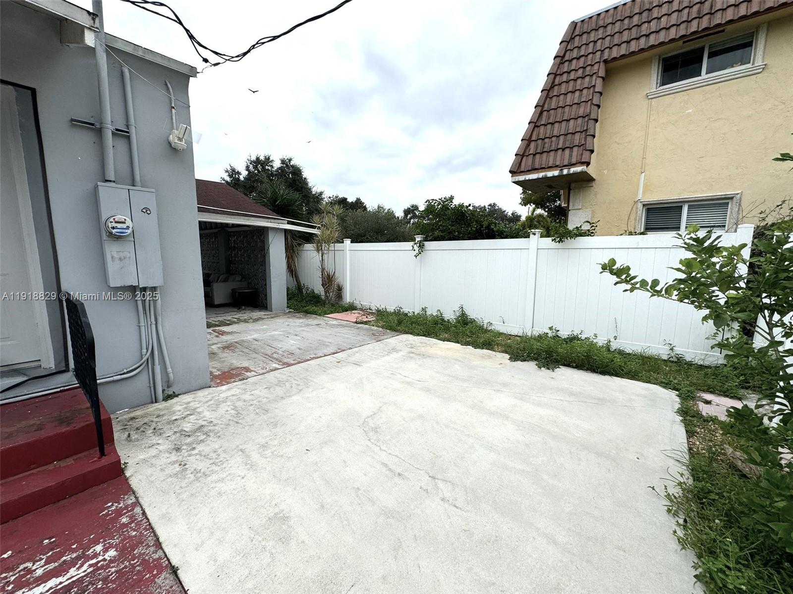 HOLLYWOOD LITTLE RANCHES - Residential Lease