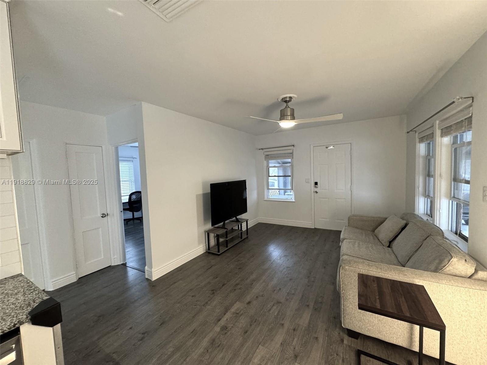 HOLLYWOOD LITTLE RANCHES - Residential Lease